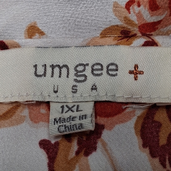 Umgee V Neck Floral Blouse With A Twisted Hemline    Size 1XL - Picture 14 of 14